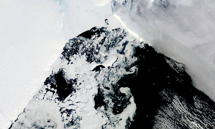 Hình ảnh vệ tinh cho thấy thềm băng Conger, nằm ở Đông Nam Cực và sát thềm băng Shackleton khổng lồ, sụp đổ vào hôm 15/3. Thềm băng Conger rộng khoảng 1.200 km2, chỉ nhỏ hơn Los Angeles một chút và lớn bằng 1/3 Larsen B - thềm băng sụp đổ vào năm 2002.