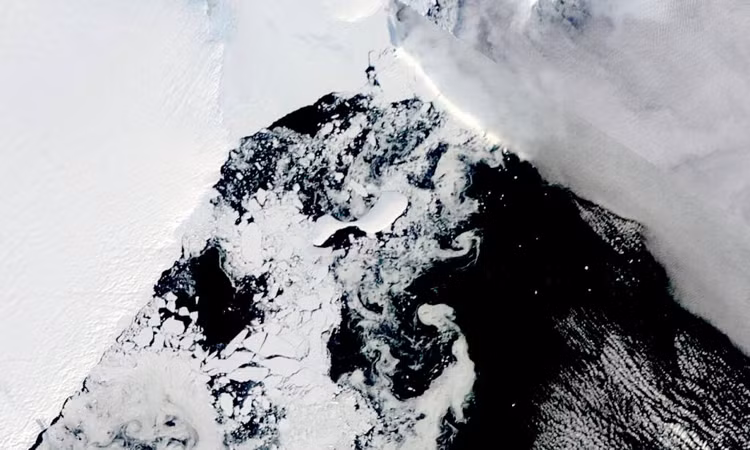 Hình ảnh vệ tinh cho thấy thềm băng Conger, nằm ở Đông Nam Cực và sát thềm băng Shackleton khổng lồ, sụp đổ vào hôm 15/3. Thềm băng Conger rộng khoảng 1.200 km2, chỉ nhỏ hơn Los Angeles một chút và lớn bằng 1/3 Larsen B - thềm băng sụp đổ vào năm 2002.