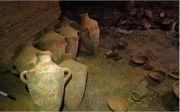 Theo Giáo sư al-Egezym, chiếc quan tài được tìm thấy trong phòng chôn cất chính bên trong lăng mộ và có một vết nứt trên nắp quan tài, điều này cho thấy ngôi mộ đã được mở trong các thời đại sau này do bị trộm.