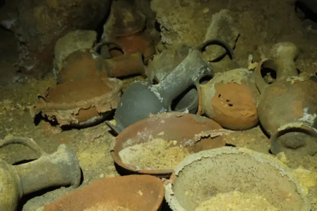 Ông cũng chịu trách nhiệm về nghi lễ cúng thần cho tất cả các vị thần của Thượng và Hạ Ai Cập. Khu mộ của Ptah-em-uya lần đầu được khai quật vào năm ngoái.