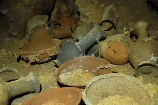 Ông cũng chịu trách nhiệm về nghi lễ cúng thần cho tất cả các vị thần của Thượng và Hạ Ai Cập. Khu mộ của Ptah-em-uya lần đầu được khai quật vào năm ngoái.