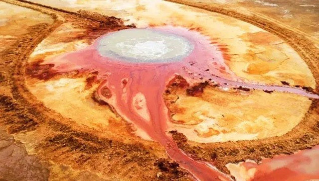 Khi đó, một dòng nước đã phun lên khoảng nửa mét từ suối, mặc dù không phun thành tia nhưng vẫn sủi bọt và nóng bỏng, tạo nên cảm giác đáng sợ.