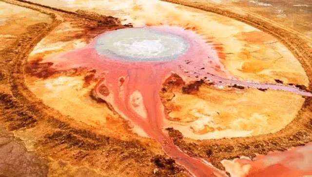 Khi đó, một dòng nước đã phun lên khoảng nửa mét từ suối, mặc dù không phun thành tia nhưng vẫn sủi bọt và nóng bỏng, tạo nên cảm giác đáng sợ.