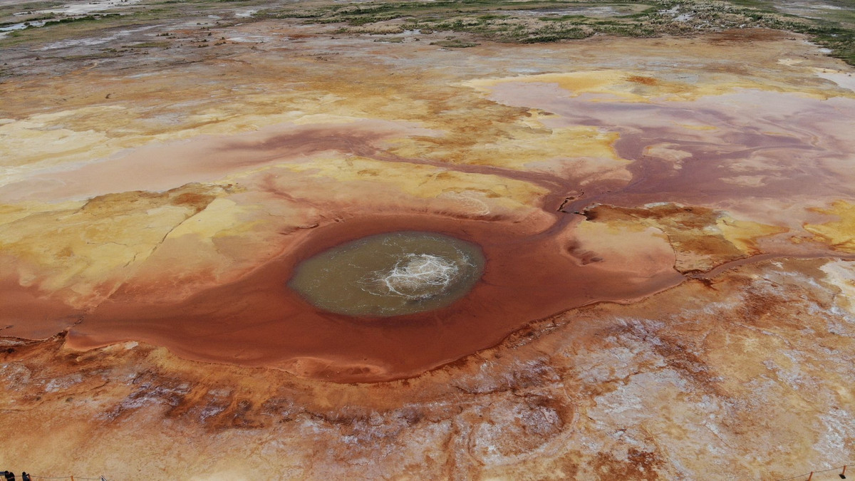 Hàm lượng lưu huỳnh cao là nguyên nhân khiến khu vực xung quanh suối không có cây cỏ hay sự sống nào tồn tại. Trong cả không gian rộng lớn trải dài, chỉ có một dòng suối độc đáo liên tục phun nước.