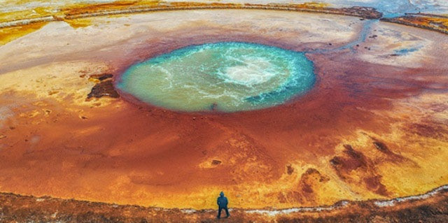 Vào mùa xuân, vùng đất xung quanh suối thay đổi màu sắc sang các tông màu nâu đỏ hoặc vàng, cùng với nhiều sắc thái khác độc đáo. Nếu nhìn từ trên cao, suối Aiken trông như đôi mắt khổng lồ. Nước phun từ lòng đất cùng với các tầng tích tụ đã khiến cho mảng đất trở nên màu đỏ đậm, tạo nên một hình ảnh giống con mắt kỳ dị, vô cùng đáng sợ, vì thế nơi đây còn được mệnh danh là "mắt quỷ".
