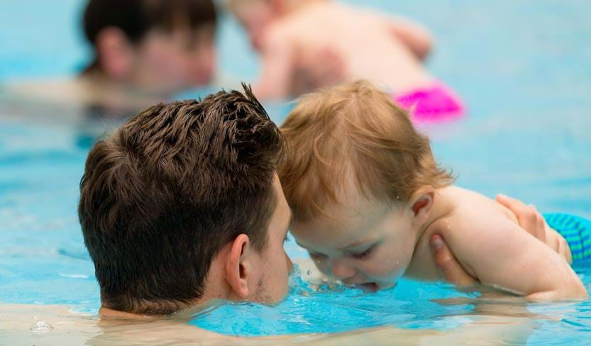 4. Kendra Carter. Một cô bé 4 tuổi tên là Kendra tham gia lớp học bơi cùng với huấn luyện viên. Lần đầu tiên gặp gỡ huấn luyện viên, cô bé tỏ ra rất quý mến và có tình cảm sâu sắc với thầy.