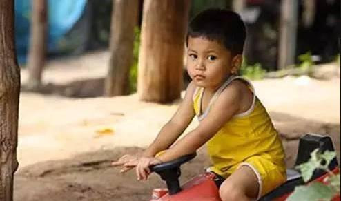 2. Chanai Choomalaiwong. Ϲhanai là một cậu bé người Thái Lan. Khi được 3 tuổi, cậu bé bắt đầu nói rằng có một thầy giáo tên là Bua Kai đã bị bắn và giết chết khi đang lái xe đến trường. Cậu bé cầu xin gia đình đưa đến chỗ cha mẹ của thầy Bua Kai, người mà cậu xem như cha mẹ của mình. Cậu bé biết ngôi làng mà họ sống và cuối cùng đã thuуết phục được bà của cậu đưa đến đó.