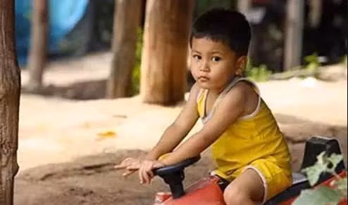 2. Chanai Choomalaiwong. Ϲhanai là một cậu bé người Thái Lan. Khi được 3 tuổi, cậu bé bắt đầu nói rằng có một thầy giáo tên là Bua Kai đã bị bắn và giết chết khi đang lái xe đến trường. Cậu bé cầu xin gia đình đưa đến chỗ cha mẹ của thầy Bua Kai, người mà cậu xem như cha mẹ của mình. Cậu bé biết ngôi làng mà họ sống và cuối cùng đã thuуết phục được bà của cậu đưa đến đó.