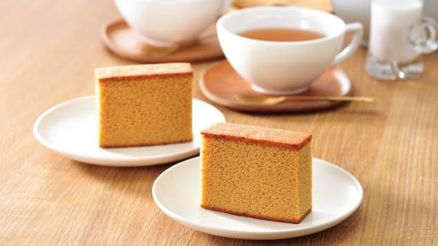 Tiếp theo là món bánh Castella - một loại bánh gato từ Nhật Bản có “ngoại hình” cực kì xinh đẹp và nổi bật với màu vàng nâu óng của mặt bánh và phần ruột siêu mịn xốp.