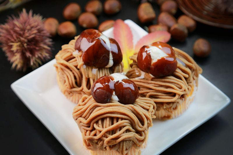 Thậm chí còn có các cửa hàng đặc biệt cho mỗi phong cách khác nhau của Mont Blanc. Namashibori Montblanc là một chuỗi cửa hàng có máy bóp hạt dẻ riêng để đảm bảo độ tươi tối đa.