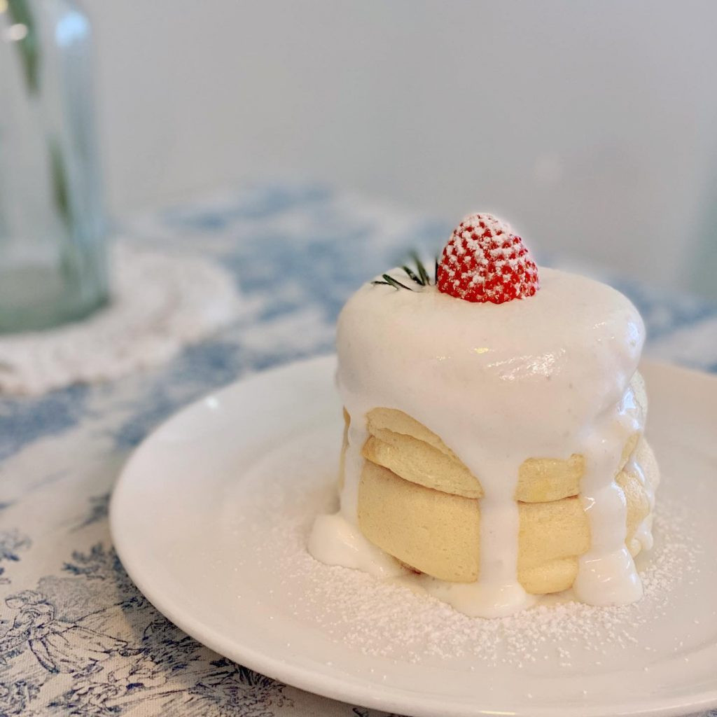 Món bánh vô cùng xinh xắn này được người Nhật Bản ưa chuộng vào tất cả các bữa ăn trong ngày, không chỉ là bữa sáng, và sẽ hoàn hảo hơn với kem mịn và trái cây đi kèm.