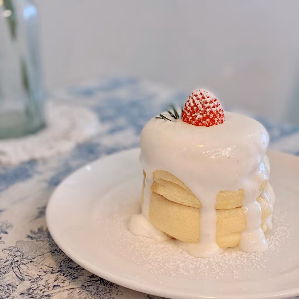 Món bánh vô cùng xinh xắn này được người Nhật Bản ưa chuộng vào tất cả các bữa ăn trong ngày, không chỉ là bữa sáng, và sẽ hoàn hảo hơn với kem mịn và trái cây đi kèm.