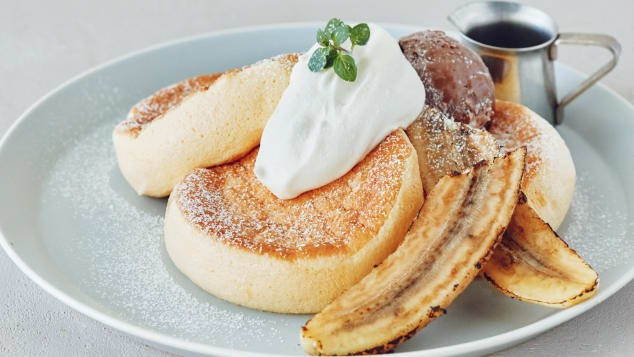Tương tự như ý tưởng về bánh phô mai souffle, bánh pancake souffle của Nhật Bản là loại bánh nóng được làm từ trứng và đường, tạo nên một kết cấu cực kỳ nhẹ, xốp và mềm mại.