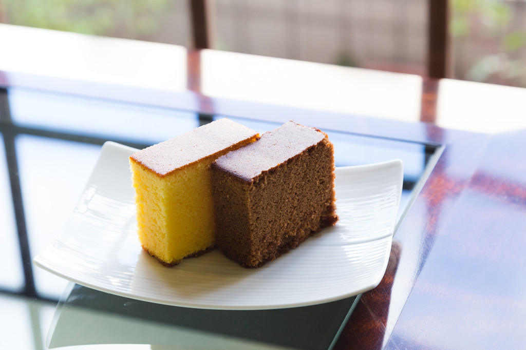 Vào giữa thế kỷ 16, trong những lần trao đổi buôn bán giữa người Bồ Đào Nha và Nhật Bản, một loại bánh đơn giản đã được giới thiệu với người dân Nagasaki với tên gọi "bánh mì từ Castile". Ngày nay, Castella được chế biến theo nhiều hương vị khác nhau. Một miếng bánh cắt lát dày với phần trên phủ caramel sẽ hoàn hảo khi dùng kèm với một tách trà hoặc cà phê.