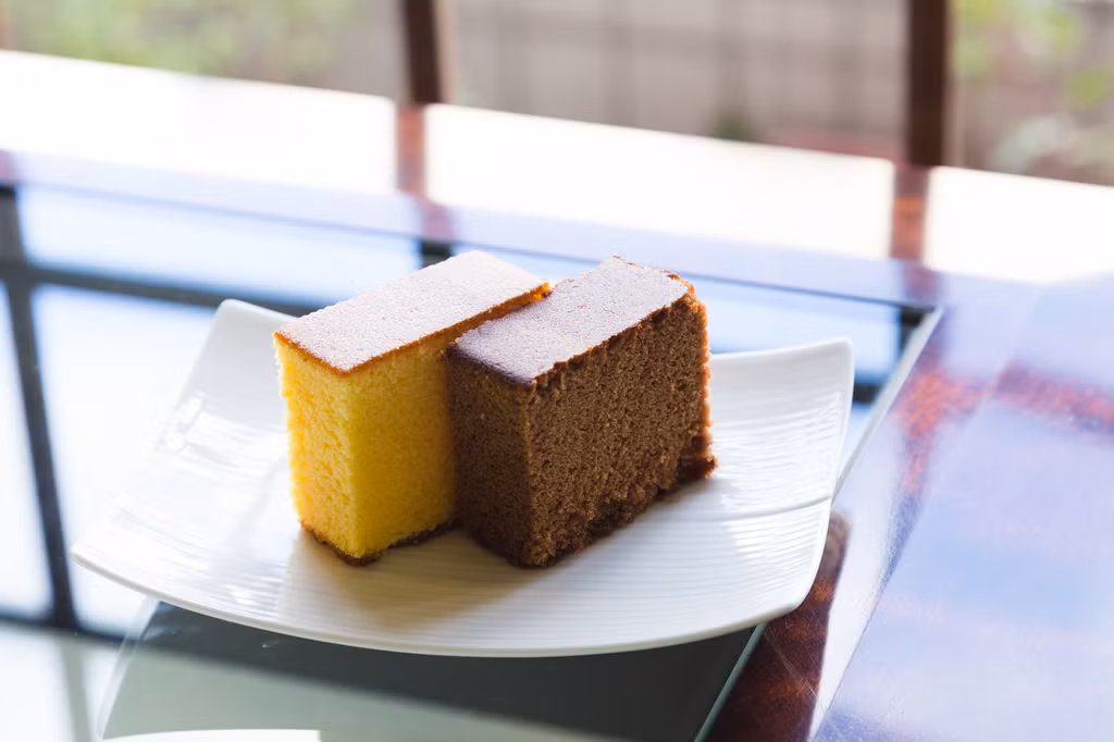 Vào giữa thế kỷ 16, trong những lần trao đổi buôn bán giữa người Bồ Đào Nha và Nhật Bản, một loại bánh đơn giản đã được giới thiệu với người dân Nagasaki với tên gọi "bánh mì từ Castile". Ngày nay, Castella được chế biến theo nhiều hương vị khác nhau. Một miếng bánh cắt lát dày với phần trên phủ caramel sẽ hoàn hảo khi dùng kèm với một tách trà hoặc cà phê.