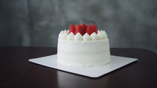 Đầu tiên phải kể đến Strawberry shortcake - món bánh bông lan được phủ bởi một lớp kem mịn như nhung cùng với dâu tây tươi ngon. Strawberry shortcake của Nhật Bản đã trở thành một món bánh được ăn vào mùa đông phổ biến trên khắp châu Á.
