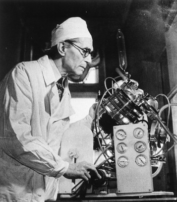 Vào cuối những năm 1930, Brukhonenko và các trợ lý của ông tiến hành một loạt các thí nghiệm, trong đó họ đã tháo rời đầu của một con chó và giữ phần đầu tách rời đó vẫn còn sống bằng cách nối nó với các thiết bị cung cấp máu và dinh dưỡng.