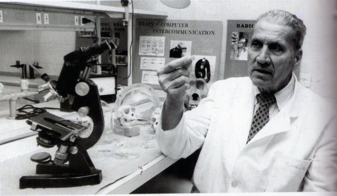 Trong khoảng năm 1950-1960, Delgado bắt đầu cấy ghép điện cực vào não động vật linh trưởng và sử dụng điều khiển từ xa phát tần số vô tuyến để khiến chúng thực hiện các chuyển động phức tạp. Delgado sau đó tiếp tục thử nghiệm trên cả người. Kết quả cho thấy thiết bị của ông chỉ tác động tới sự hung hăng của họ.