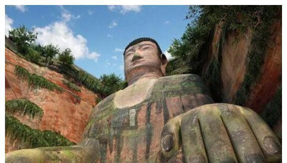 Tuy nhiên, dự án này đòi hỏi rất nhiều kinh phí. Nhà sư Haitong đã phải đi khắp nơi để gây quỹ. Sau nhiều năm ròng rã, cuối cùng ông đã thu được rất nhiều tiền để thực hiện việc xây tượng.