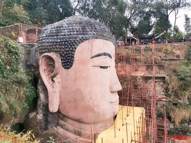 Khi các nhà khảo cổ vào trong, họ đã tìm thấy rất nhiều đồ vật, bao gồm một số quần áo mạ vàng và khăn tay mạ vàng. Đánh giá các dấu vết trên hiện trường, các nhà khảo cổ cho rằng đã có người vào đây từ trước và lấy đi nhiều bảo vật.