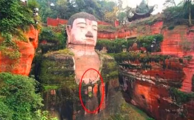 Trong quá trình xây dựng, một công nhân đã tìm thấy một căn phòng bí mật được giấu trong thân của Lạc Sơn Đại Phật. Vì vậy, anh nhanh chóng báo tin lên cấp trên và sự việc đã thu hút nhiều nhà khảo cổ đến điều tra.