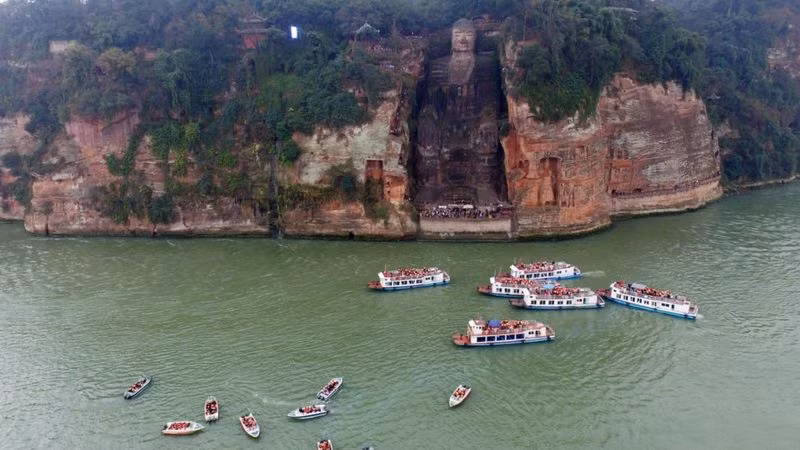 Người ta đã xây dựng bức tượng khổng lồ này như thế nào vào thời kì cổ đại? Có rất nhiều tin đồn và truyền thuyết xoay quanh Lạc Sơn Đại Phật thu hút các nhà khoa học.
