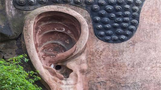 Nói cách khác, cánh cửa này chính là một hệ thống thoát nước tinh vi đã được nghệ nhân xưa nghĩ ra và tạc nên. Cánh cửa này chỉ là một trong rất nhiều các điểm thoát nước được tạo ra ở các vị trí khác nhau trên thân tượng.