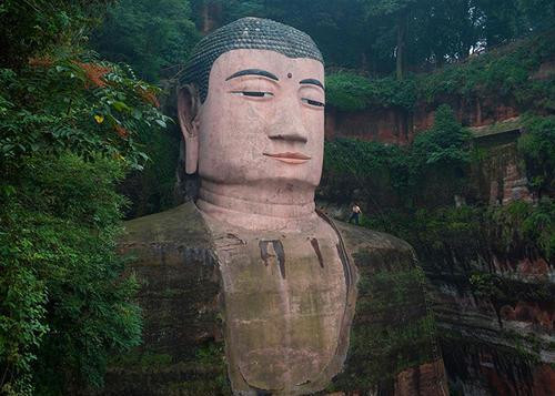 Vì câu chuyện này mà rất nhiều người trong quá khứ đã đi đến đây tìm "kho báu" nhưng đều trở về tay không. Mãi đến năm 1960, nhà nước mới quyết định sửa chữa lại Lạc Sơn Đại Phật. Trong khi các công nhân đang làm việc, họ đã phát hiện ra bí mật của bức tượng khổng lồ này.