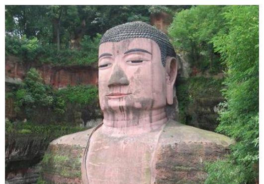 Truyền thuyết kể rằng, ngày xưa lũ lụt thường xuyên xảy ra ở khu vực Lạc Sơn, nơi giao nhau của sông Dân Giang, Đại Độ và Thanh Y. Nhà sư Haitong khi đó đã quyết định xây tượng Phật để "trấn an dòng nước sóng gió đang cản trở tàu bè xuôi ngược trên sông".