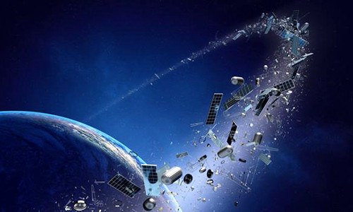 Các mảnh vụn không gian bao gồm các vệ tinh cũ quay lại bầu khí quyển của Trái đất hàng ngày, mặc dù hầu hết chúng không được chú ý vì nó bốc cháy rất lâu trước khi có thể chạm đất.