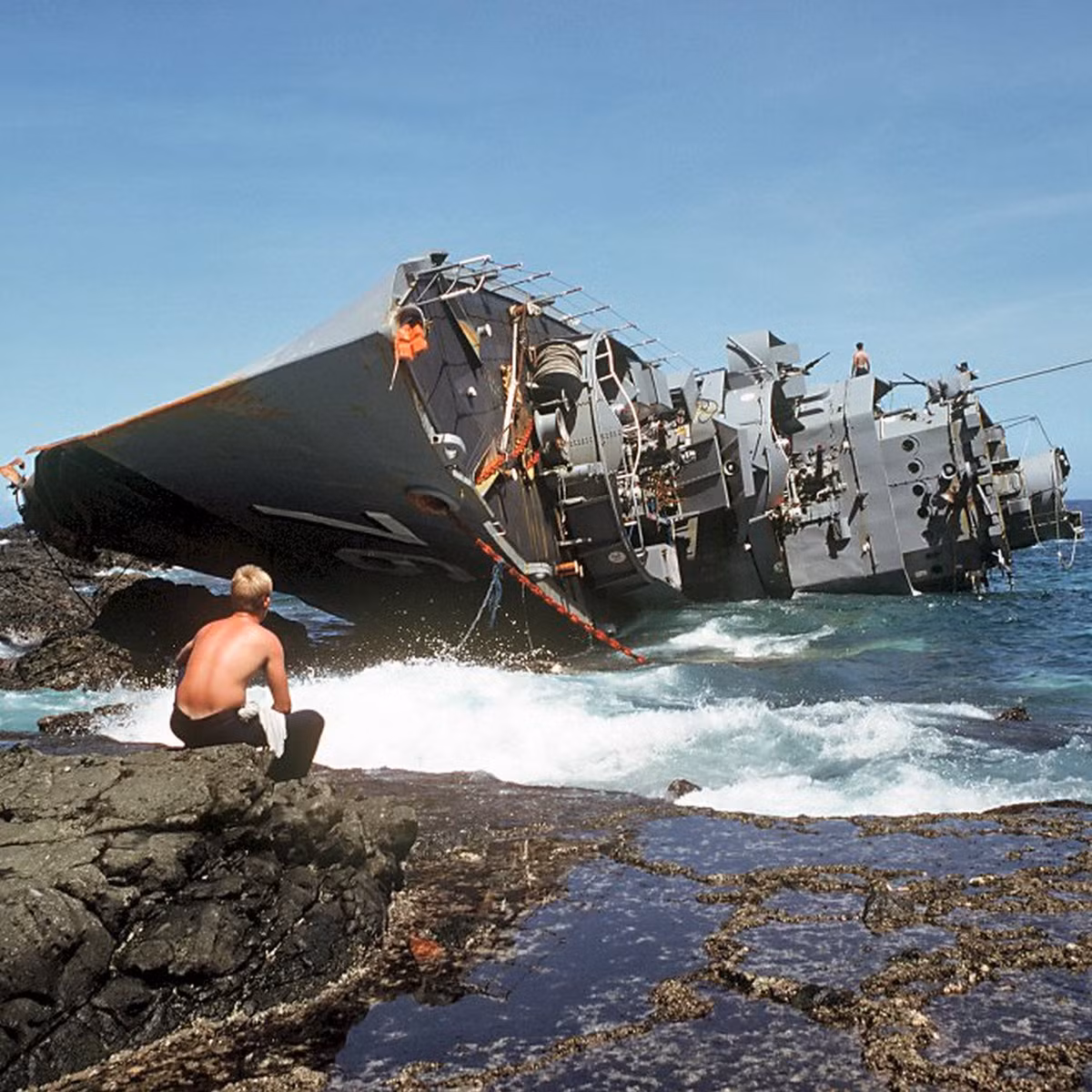 Trong trường hợp của ISS, NASA cho biết trạm vũ trụ sẽ bắt đầu được điều động để chuẩn bị cho việc "nghỉ hưu" sớm nhất vào năm 2026, bao gồm hạ độ cao của phòng thí nghiệm vũ trụ, với dự kiến nó sẽ rơi trở lại Trái đất vào năm 2031.