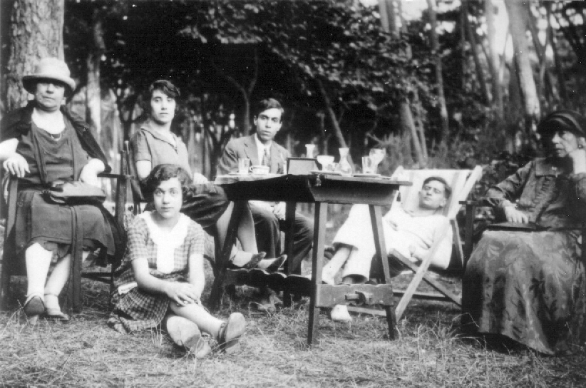 Từ khi còn nhỏ, Ettore Majorana đã bộc lộ tố chất của một nhà vật lý học thiên tài. Sinh năm 1906 tại Sicily, Majorana tốt nghiệp trung học sớm và chuyển tới Rome để nghiên cứu kỹ thuật và vật lý dưới sự hướng dẫn của nhà khoa học từng đoạt giải Nobel Enrico Fermi.