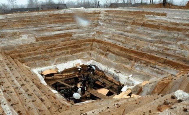 Mặc dù chi tiết về bẫy nỏ trong lăng mộ Tần Thủy Hoàng chưa được xác định rõ ràng, khám phá hầm binh mã gần đó đã tiết lộ loại nỏ gỗ dâu được sử dụng. Loại nỏ này được gọi là "kình nỏ" hoặc siêu nỏ, có khả năng tầm bắn hơn 800 m, sức căng lên đến 350 kg và tự động hoạt động. Điều này mở ra khả năng những bẫy nỏ này vẫn còn hoạt động sau hơn 2.000 năm.