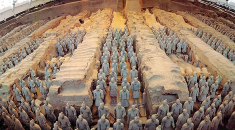 3. Đội quân đất nung. Lăng mộ Tần Thủy Hoàng chứa một đội quân đất nung hơn 8.000 binh sĩ, được cho là sao chép từ các binh sĩ thật của nhà Tần. Đội quân này mang theo "lời nguyền" khiến kẻ nào xâm phạm nơi an nghỉ của hoàng đế phải chết chóc.