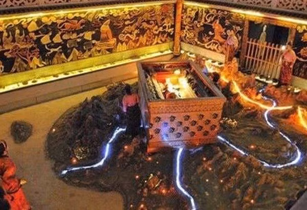 Có nhiều ý kiến khác nhau về mục đích chôn lượng lớn thủy ngân trong lăng mộ. Theo một số nghiên cứu, thủy ngân có thể được sử dụng để bảo quản thi thể và chống ăn mòn. Đến thời nhà Hán, người Trung Quốc mới biết rằng thủy ngân có chứa chất kịch độc, điều này làm dấy lên các suy đoán cho rằng thủy ngân được dùng để chống trộm.