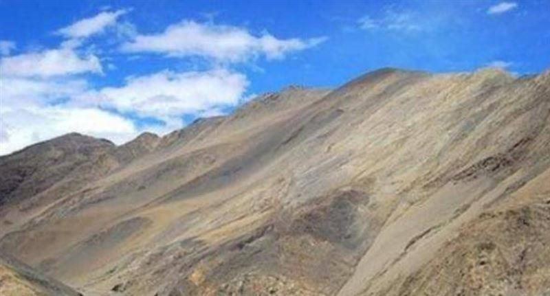 Tỉnh Liêu Ninh ở phía đông bắc Trung Quốc có một ngọn núi kỳ lạ, trăm năm qua một tấc cỏ không mọc, khiến cho nhiều người không khỏi tò mò.