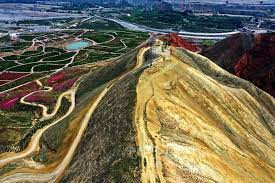 Ngọn núi này quanh năm không mọc cỏ đã thu hút sự chú ý của các nhà khảo cổ học. Ngay từ năm 1965 đã có nhiều người đi khảo sát, không ngờ lại bất ngờ phát hiện dưới chân núi Tướng Quân chôn cất ba ngôi mộ bí mật.