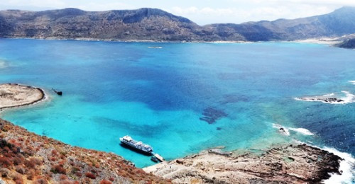 Đảo Korčula còn nổi tiếng với lịch sử quan trọng, bao gồm sự liên quan đến nhà thám hiểm Marco Polo và các cuộc xâm lược của người Hy Lạp. Các công trình kiến trúc đáng chú ý trên đảo bao gồm nhà thờ St. Mark và hệ thống bức tường thành phố cổ, có niên đại từ năm 1214. Những khám phá này cung cấp một cái nhìn sâu sắc về lịch sử và văn hóa của đảo Korčula trong quá khứ.