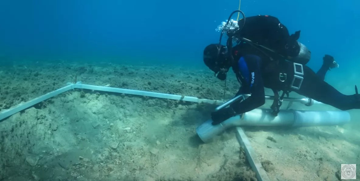 Trưởng nhóm nghiên cứu Mata Parica, thuộc Đại học Zadar, cho biết đội nghiên cứu đã nhận dạng một cấu trúc đá kỳ lạ, với các phiến đá được xếp chồng lên nhau một cách tỉ mỉ, tạo thành một con đường rộng khoảng 4 mét.