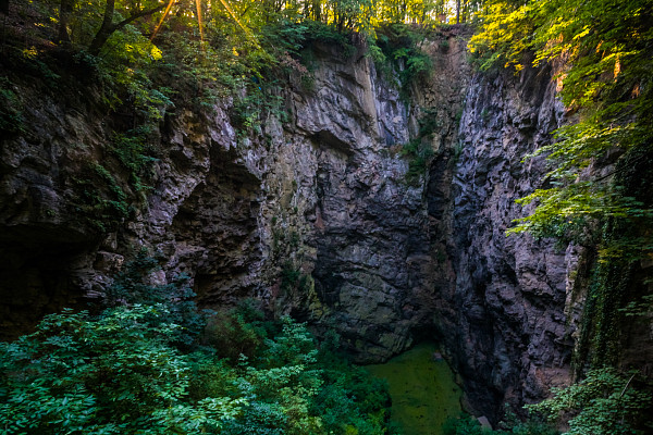 Không khí phía trên mặt nước cũng không thể hít thở vì chứa lượng carbon lớn. Nhiều khúc gỗ, tán cây, thực vật rơi xuống hang và tích tụ suốt nhiều năm, trở thành vật cản chặn lối nhiều đường đi vào sâu trong.