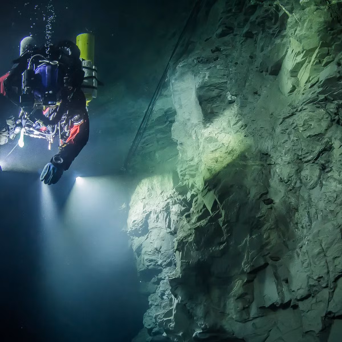 Trong khi thám hiểm, các chuyên gia đã thu thập dữ liệu về hình dáng của hang. Qua đó, họ vẽ bản đồ 3D về độ sâu với sự trợ giúp của robot nhỏ lắp 6 camera. Nhưng hang Hranice Abyss được cho là sâu hơn thế. Hiện các chuyên gia chưa tiếp cận được đáy hang do hạn chế về công nghệ.