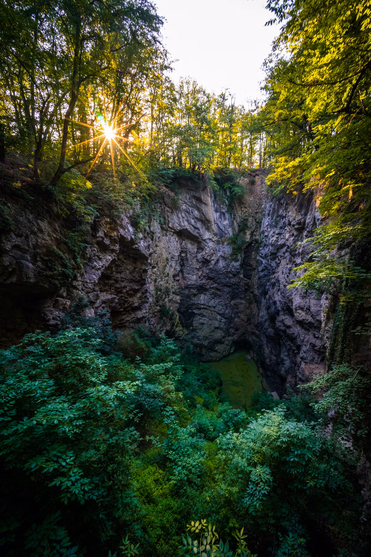 Hình dáng của hang Hranice Abyss cũng là yếu tố thách thức lớn với sự an toàn của các thợ lặn, ngay cả với những người chuyên nghiệp.