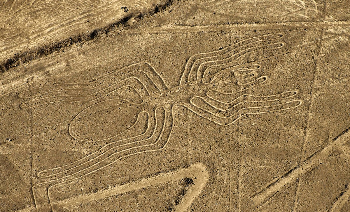 10. Đường kẻ Nazca (Peru). Các đường kẻ Nazca được tìm thấy trên sa mạc cách Lima, Peru được xem là hiện tượng rất bí ẩn. Các đường kẻ này nằm trên một vùng đất dài và rộng lớn được con người phát hiện ra đầu thập niên 30 ở thế kỷ trước.