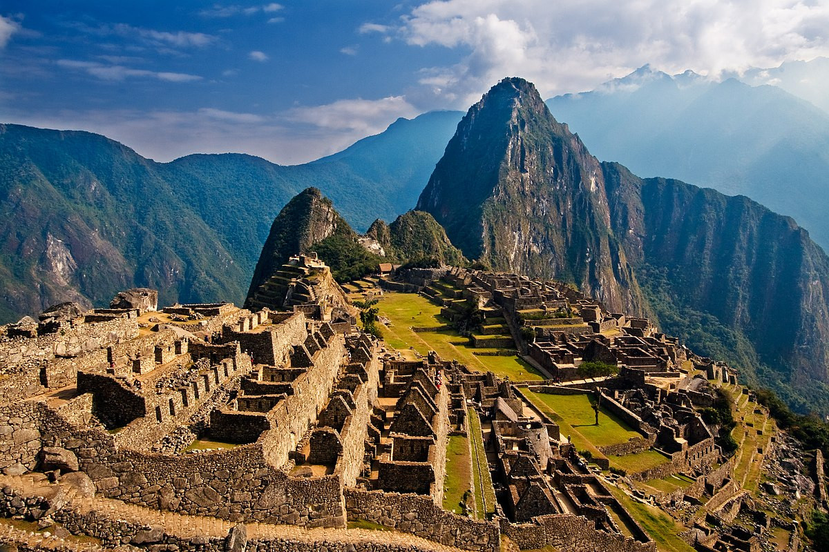 6. Pháo đài Machu Picchu (Peru). Machu picchu là một tàn tích Inca thời tiền Columbo, ở độ cao 2.400m ẩn trong dãy Andes trên một quả núi có chóp nhọn tại thung lũng Urubamba Peru.
