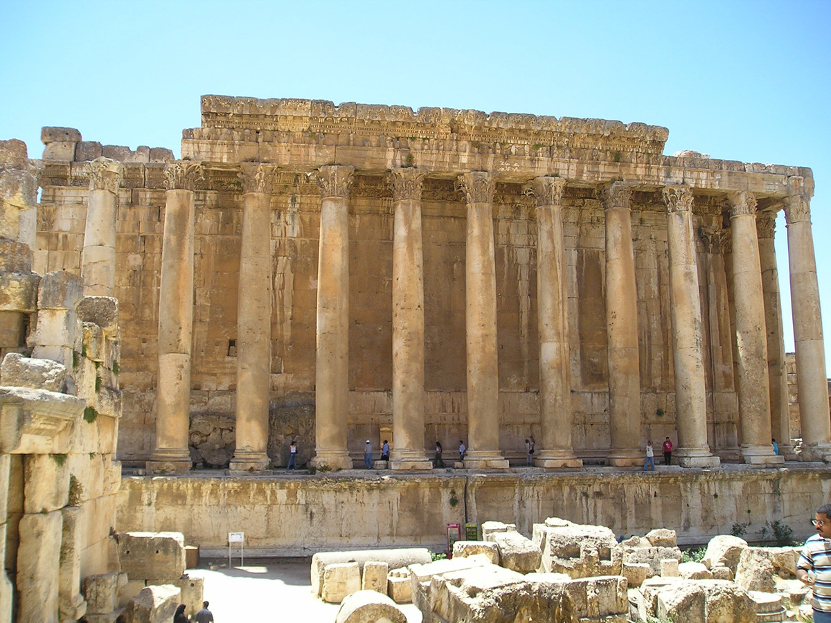 Người La Mã đã cho xây dựng ba đền thờ Baalbeck ở Lebanon có niên đại từ 2000 năm trước công nguyên. Điều bí ẩn là những tảng đá nặng tới 30 tấn đã được xẻ ra, đẽo tạc, và vận chuyển qua hàng dặm, nâng lên tới độ cao 7m để hình thành nên nền móng đồ sộ của những ngôi đền này.
