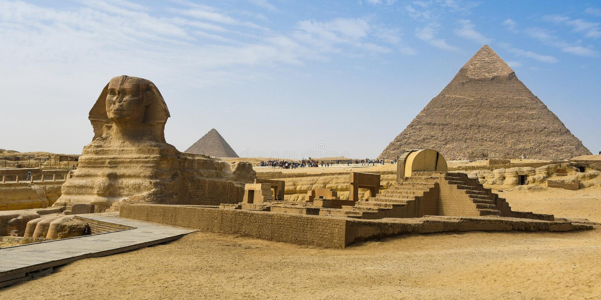 Mặc dù theo thời gian chúng đã bị phá hủy phần nào nhưng kích thước của kim tự tháp và tượng nhân sư vẫn khiến nhiều du khách phải sửng sốt. Cho đến bây giờ, cách thức các thợ xây cổ đại áp dụng để tạo nên công trình vĩ đại này vẫn còn là vấn đề gây nhiều tranh cãi.