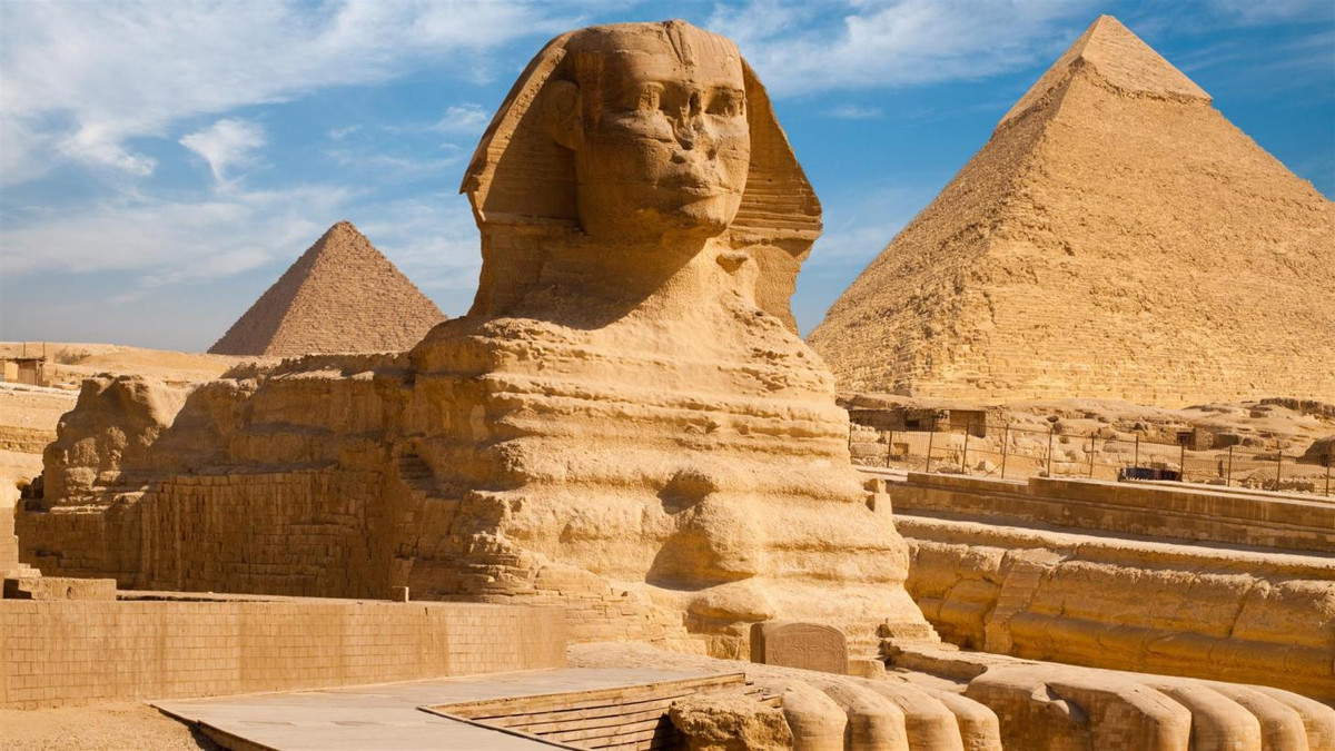 1. Kim tự tháp Giza và tượng nhân sư khổng lồ Sphinx (Ai Cập). Kim tự tháp Giza và tượng nhân sư khổng lồ Sphinx là món quà vô giá - một trong bảy kì quan thế giới mà Ai Cập cổ đại để lại cho nhân loại.