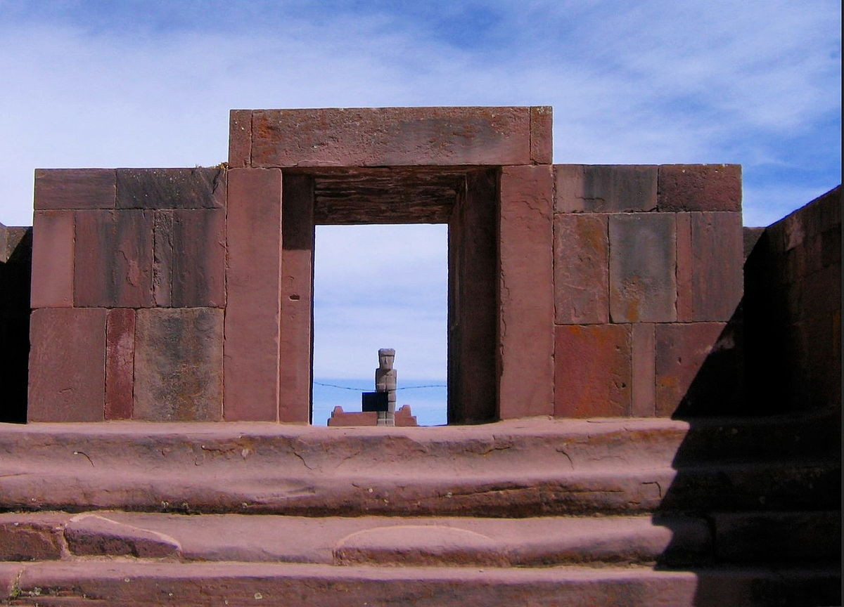 7. Tiahuanacu (Bolivia). Tihuanacu hay còn được gọi là Tiwanaku vẫn còn là một bí ẩn lớn với khoa học thế giới chính xác về độ tuổi, được ước tính xây dựng khoảng từ năm 300 đến 700 với đá và các công nghệ đặc biệt.