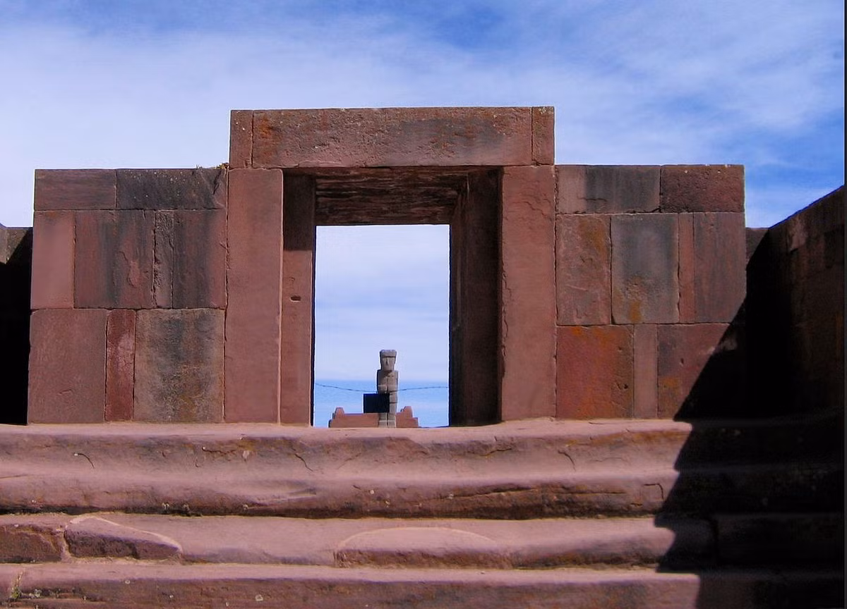 7. Tiahuanacu (Bolivia). Tihuanacu hay còn được gọi là Tiwanaku vẫn còn là một bí ẩn lớn với khoa học thế giới chính xác về độ tuổi, được ước tính xây dựng khoảng từ năm 300 đến 700 với đá và các công nghệ đặc biệt.