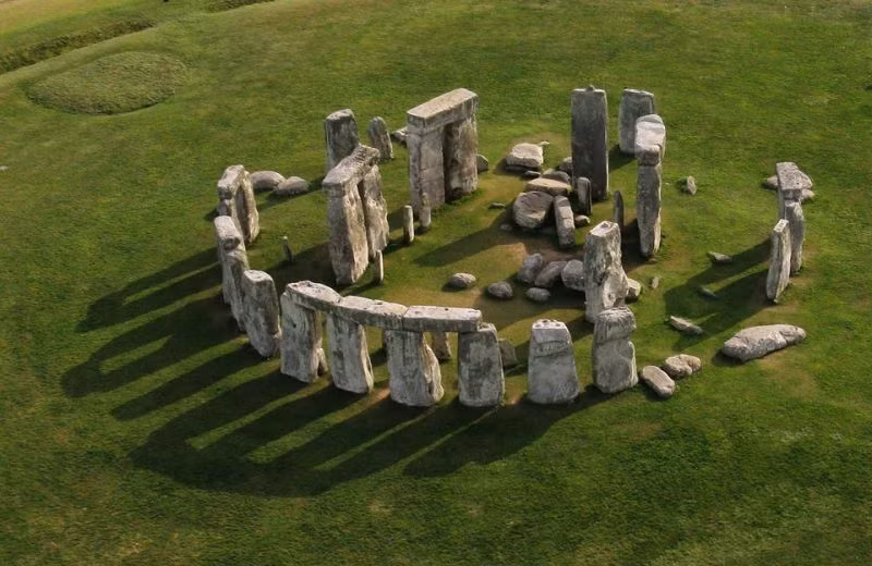 Công trình bao gồm các tảng đá lớn xếp thành một hình tròn, được bố trí theo một ý nghĩa thiên văn của thời cổ đại, mà cho tới nay vẫn là một bí ẩn lớn của thế giới. Vòng đá cổ Stonehenge được xây dựng khoảng 2500 trước Công Nguyên.